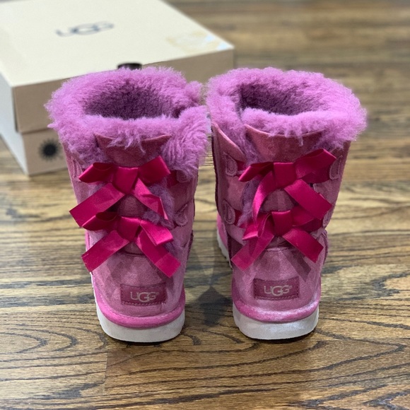Worn Condition Ugg Bailey Bow Youth Girls Size 3 Dark Pink Colour - Picture 4 of 12